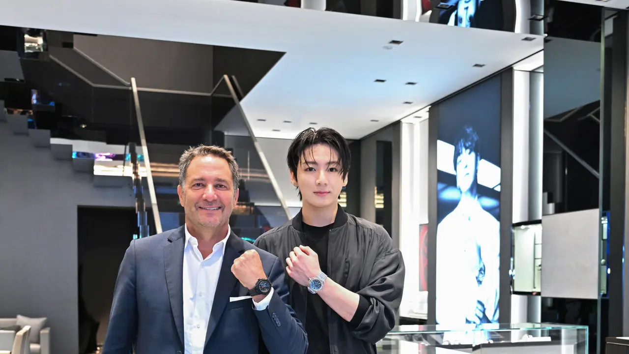 Jung Kook BTS Sambangi Hublot Ginza, Pamer Dua Gaya Kontras di Tokyo