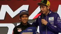 Pebalap MotoGP, Valentino Rossi, memberikan masukan kepada pebalap muda Indonesia, Galang Hendra Pratama. (Yamaha Racing indonesia)