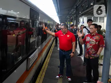 Sekjen PDI Perjuangan Hasto Kristiyanto melepas para pemudik yang menggunakan kereta Jayakarta jurusan Jakarta-Semarang-Surabaya di Stasiun Pasar Senen, Jakarta, Selasa (18/4/2023).  (Liputan6.com/Herman Zakharia)