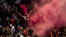 Orang-orang mengikuti perang air tahunan di jalan-jalan lingkungan Vallecas, Madrid, Spanyol, 17 Juli 2022. Banyak peserta yang tiba-tiba mandi di tengah jalan selama perang air ini. (AP Photo/Manu Fernandez)