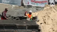 Pekerja memuat pasir ke dalam mobil di toko bangunan Cahaya Makmur, Depok, Jawa Barat, Kamis (15/9/2022). Harga bahan bangunan mengalami kenaikan terkait kenaikan harga bahan bakar minyak (BBM) bersubsidi. (Liputan6.com/Herman Zakharia)