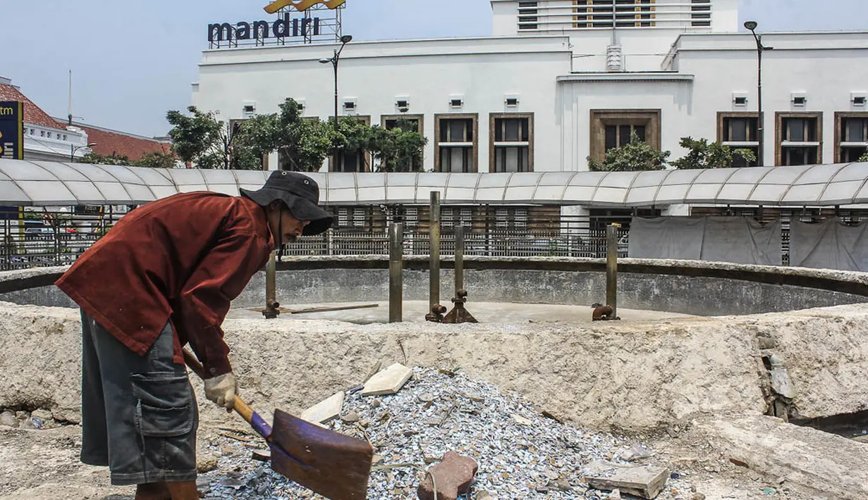 Di sekitar air mancur akan dibangun rumah pompa dalam tanah yang berfungsi sebagai penyambung air dari sumur bawah tanah, Jakarta, Rabu (5/11/2014). (Liputan6.com/Faizal Fanani)