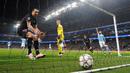 Striker PSG, Zlatan Ibahimovic, mengambil bola dari dalam gawang Manchester City pada leg kedua perempat final Liga Champions di Stadion Etihad, Manchester, Rabu (13/4/2016) dini hari WIB. Gol Zlatan itu dianulir wasit. (AFP/Paul Ellis)
