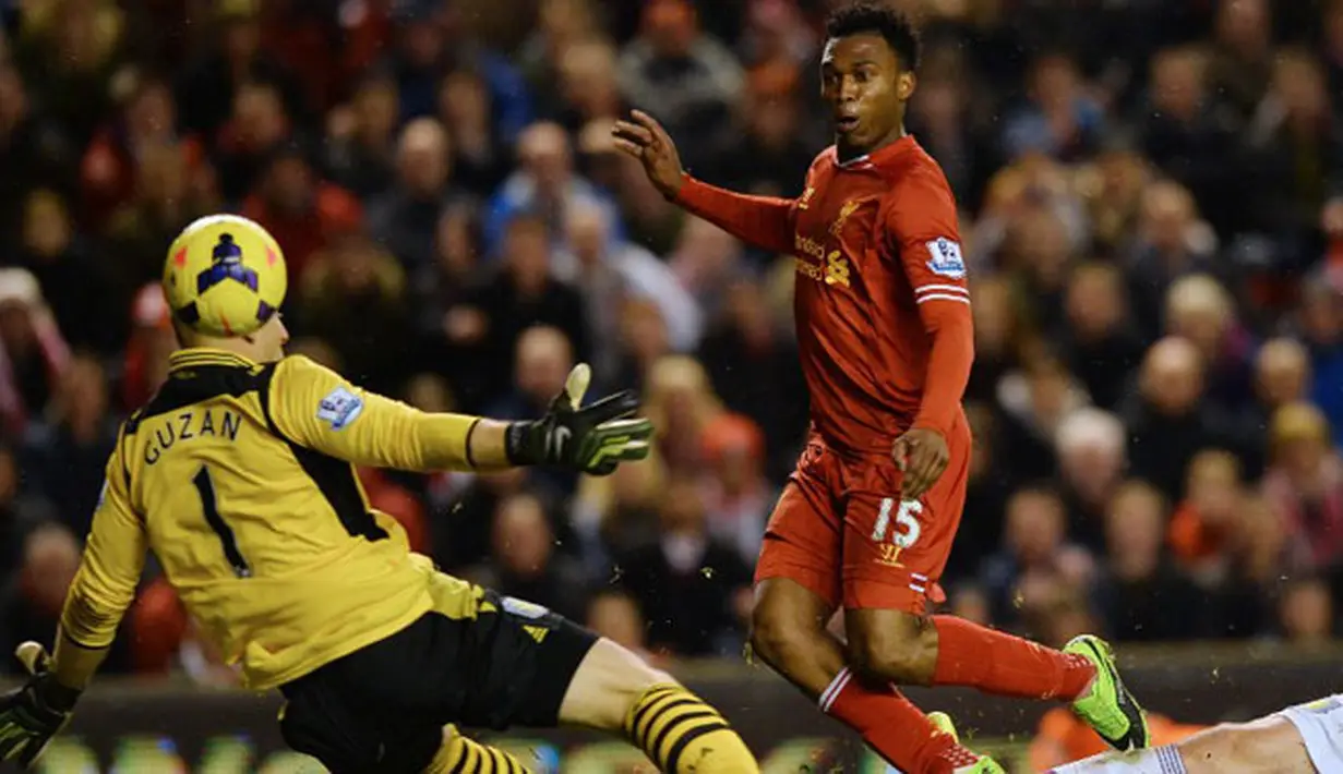 Striker Liverpool Daniel Sturridge (kanan) berhasil mengecoh kiper Aston Villa Brad Guzan (kiri) pada pertandingan sepak bola Liga Inggris antara Liverpool vs Aston Villa di Anfield, Liverpool (14/01/19). (AFP/Paul Ellis)