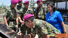 Citizen6, Surabaya: Selanjutnya Komandan Korps Marinir melanjutkan perjalanan ke Brigif-1 Marinir untuk meresmikan dan menandatangi prasasti lapangan tembak Mahita Yonif-3 Mar. (Pengirim: Budi Abdillah)
