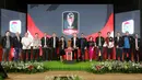 <p>Seluruh undangan melakukan foto bersama saat konferensi pers Piala Presiden 2022 di Studio Lantai 8 SCTV Tower, Senayan City, Jakarta pada Senin (06/06/2022). (Bola.com/Bagaskara Lazuardi)</p>
