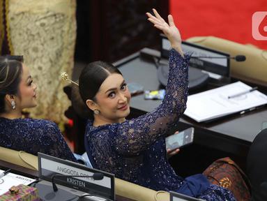 Sejumlah politisi berlatar belakang artis atau selebriti dilantik menjadi anggota Dewan Perwakilan Rakyat (DPR) Republik Indonesia terpilih periode 2024-2029 di Gedung Nusantara, Kompleks Parlemen, Senayan, Jakarta, Selasa (1/10/2024). (Liputan6.com/Angga Yuniar)