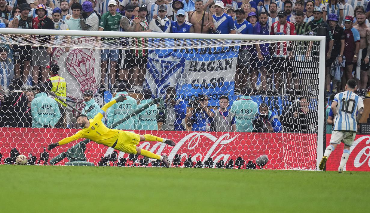 Penendang pertama Timnas Argentina, Lionel Messi mencetak gol ke gawang Timnas Argentina saat adu penalti dalam laga final Piala Dunia 2022 di Lusail Stadium, Lusail, Qatar, Minggu (18/12/2022) malam WIB. (AP Photo/Manu Fernandez)