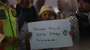 Seorang anak menyambut kembalinya aktivis dan jurnalis yang tergabung dalam misi Global Sumud Flotilla 2.0 di pintu kedatangan Terminal 3 Bandara Internasional Soekarno-Hatta pada Minggu (24/5/2026) sore. (Kapanlagi.com/Budy Santoso)