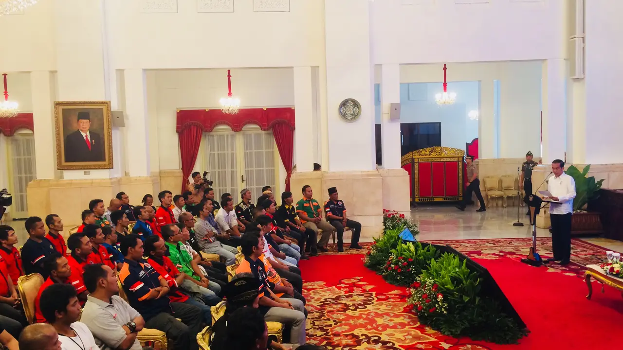Presiden Jokowi menerima 70 pengemudi truk di Istana Negara, Jakarta. (Merdeka.com/Titin)