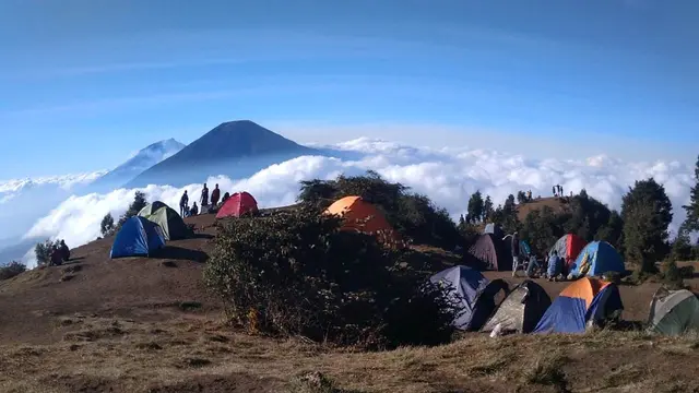Aktivitas Gunung Prau tetap normal meski Gunung Sindoro dan Sumbing terbakar hebat. (Liputan6.com/Misyadi untuk Muhamad Ridlo)
