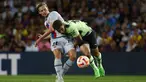 Gelandang Barcelona Frenkie de Jong berebut bola dengan penyerang Manchester City Julian Alvarez pada sebuah laga amal di Stadion Camp Nou, Kamis (25/8/2022) dini hari WIB. Laga Barcelona vs Man City berjalan ketat, skor akhir sama kuat 3-3. (AP Photo/Joan Monfort)