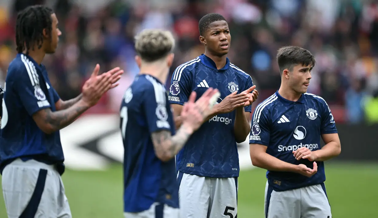 Raut kecewa para pemain Manchester United setelah laga lanjutan Liga Inggris 2024/2025 melawan Brentford di Gtech Community Stadium, London, Inggris, Minggu (04/05/2025) waktu setempat. (AFP/Justin Tallis)