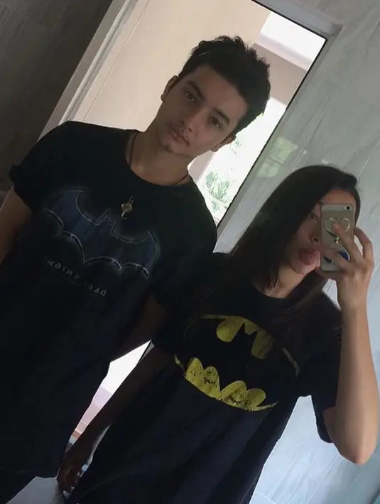 Selain sering menghabiskan waktu bersama, Meghan dan Bryan juga tampil kompak. Terbukti dengan foto ini keduanya memakai kaos bergambar Superman. Mereka pun juga asik berselfie bersama di depan cermin. (Instagram/bryandomani_bd_)