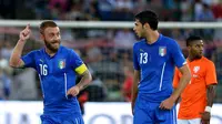 De Rossi membela Italia saat menghadapi Belanda (ALBERTO PIZZOLI / AFP)