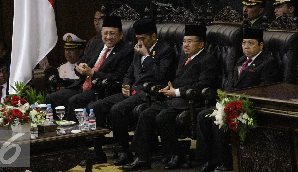 Presiden Joko Widodo saat mengikuti sidang tahunan MPR RI Tahun 2015 di Jakarta, Jumat (14/8/2015). Sidang dihadiri 470 anggota MPR RI. Hadir pula para menteri Kabinet Kerja, pimpinan lembaga negara, dan perwakilan duta besar. (Liputan6.com/Faizal Fanani)
