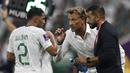 Didampingi penerjemah, Herve Renard mencoba menginstruksikan para pemainnya untuk tampil lebih tenang untuk dapat mengejar defisit dua gol. (AFP/Khaled Desouki)