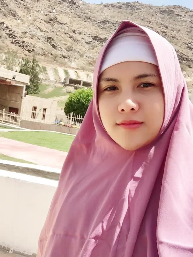 Meski Berkesan Tomboy, Ini 5 Potret Evelin Ketika Memakai Hijab