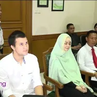 Sidang perceraian antara Stuart Collin dan Risty Tagor masih terus berjalan di Pengadilan Agama Jakarta Selatan. Dikarenakan Stuart sedang mengalami musibah, maka dirinya tidak bisa hadir dan membawa bukti, sehingga persidangan ditunda selama satu mi...