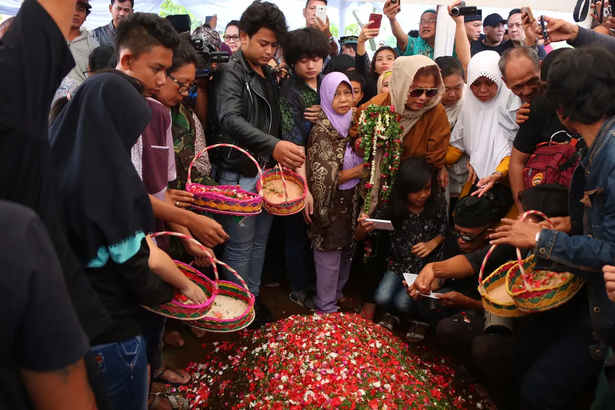 [Bintang] Pemakaman Yon Koeswoyo