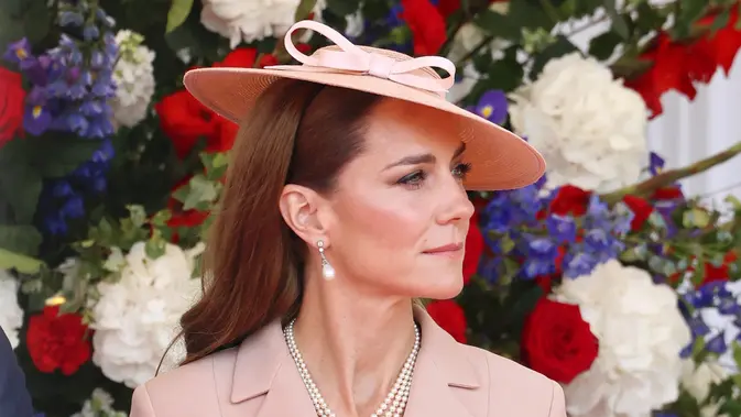 Gaya Dior, Sinyal Kate Sambut Presiden Prancis Mesra.