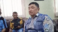 Ketua KONI Garut Abdusy Syakur Amin, memberikan keterangan kepada wartawan di ruang kerjanya Rektorat Uniga, Senin (21/11/2022). (Liputan6.com/Jayadi Supriadin)