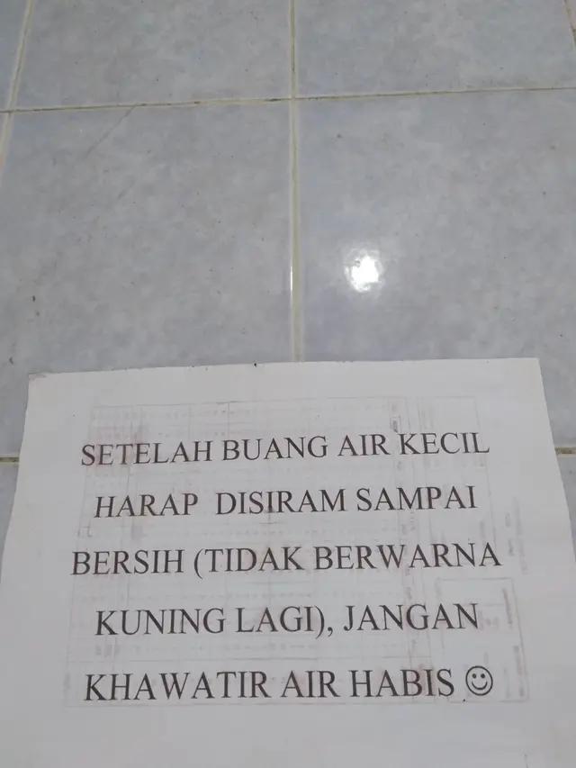 6 Peringatan di Dinding Kamar Mandi Kos Ini Bikin Tepuk Jidat