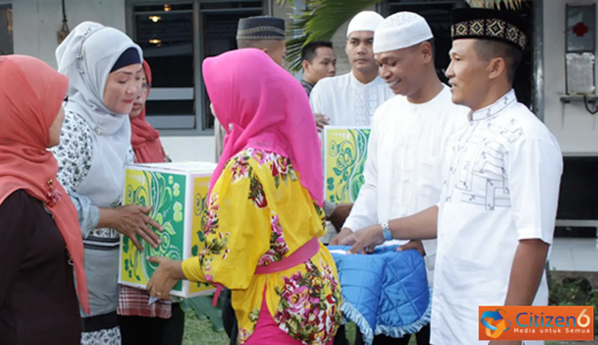 Citizen6, Surabaya: Ririn Ris Wahyuningsih, STP istri dari Letkol Marinir Ainur Rofiq memberikan tali asih kepada Warakauri Batalyon Howitzer-1 Marinir, dan dilanjutkan dengan ceramah agama oleh Drs.Miftahul Jinan. (Pengirim: Budi Abdillah)