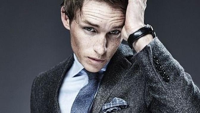 Aktor Peraih Oscar Eddie Redmayne Pamerkan Foto Meja Kayu dan Kartu Ucapan Ultah dari Putrinya - Vimarsana News