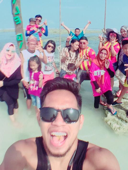 Andik Vermansah bersama keluarga besarnya mengunjungi lokasi wisata Gili Trawangan dan Pantai Pink di Pulau Lombok, (24-27/12/2015). (Bola.com/Dok. Pribadi)