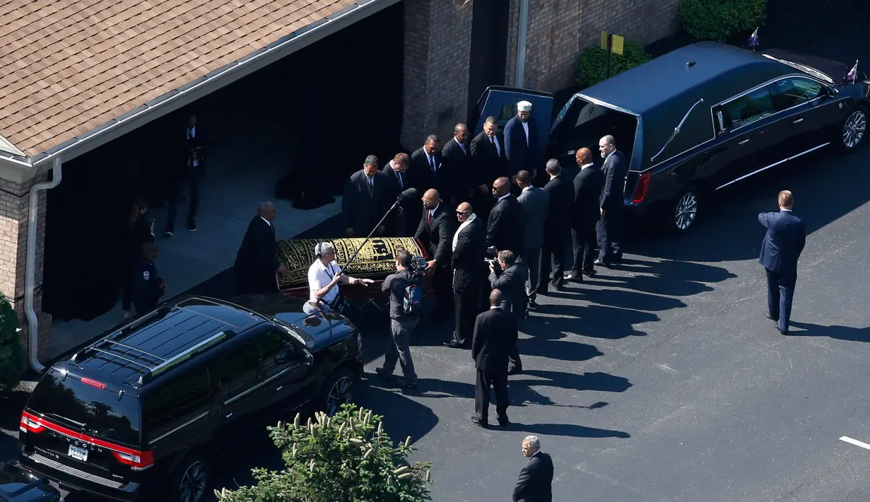 Peti jenazah almarhum Muhammad Ali saat disiapkan untuk diantar ke pemakaman di Louisville, Kentucky, Amerika Serikat, Jumat (10/6). Muhammad Ali meninggal pada 3 Juni karena penyakit komplikasi. (REUTERS / Adrees Latif)