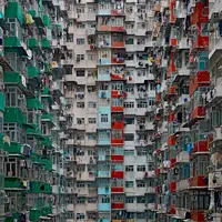 Jika kamu menganggap Jakarta adalah kota terpadat yang pernah kamu lihat, kamu harus lihat foto-foto yang diambil di Hong Kong berikut ini.