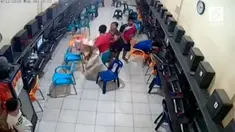 Seorang ibu kesal lantaran anaknya tak pulang-pulang akibat main di warnet. Saking kesalnya, ia membawakan kasur dan bantal.