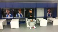 Evan Dimas Darmono berkunjung ke ruang ganti pemain RCD Espanyol di Estadio Cornella-El Prat. (Bola.com/La Liga)