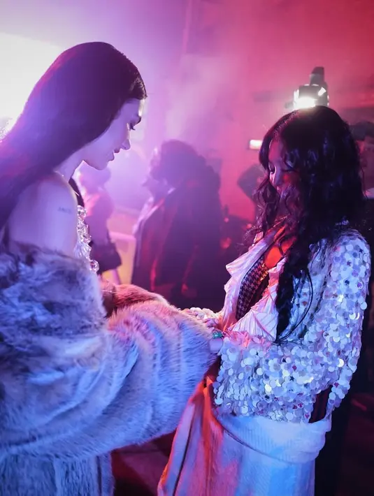 Jennie dan Dua Lipa terlihat sedang berbincang akrab di lokasi syuting video musik. Senyum ceria menunjukkan betapa menyenangkannya proses pembuatan video musik tersebut. Dua Lipa terlihat mengenakan outfit yang stylish, sementara Jennie tampil memukau dengan gaya khasnya. (Liputan6.com/IG/@dualipa)