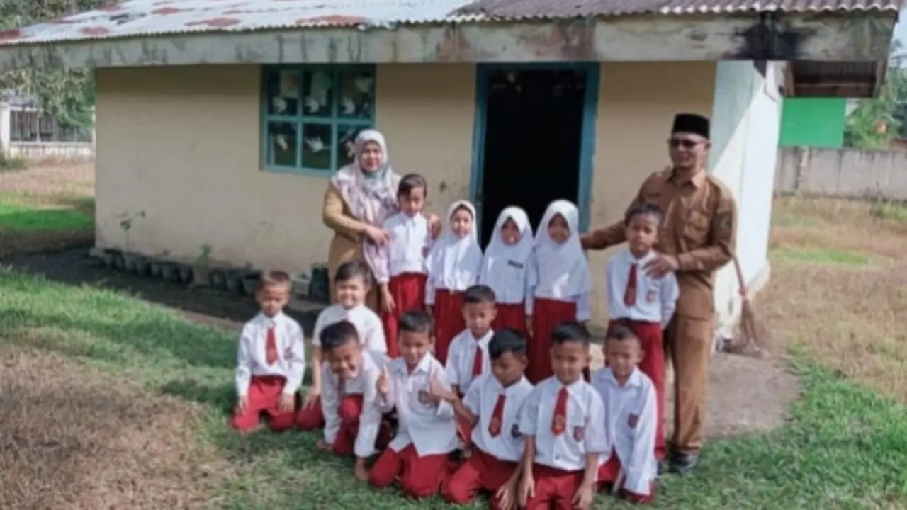 Murid dan guru SDN 002 Tanjung, Kabupaten Kampar yang terpaksa belajar di bekas WC karena keterbatasan ruangan.