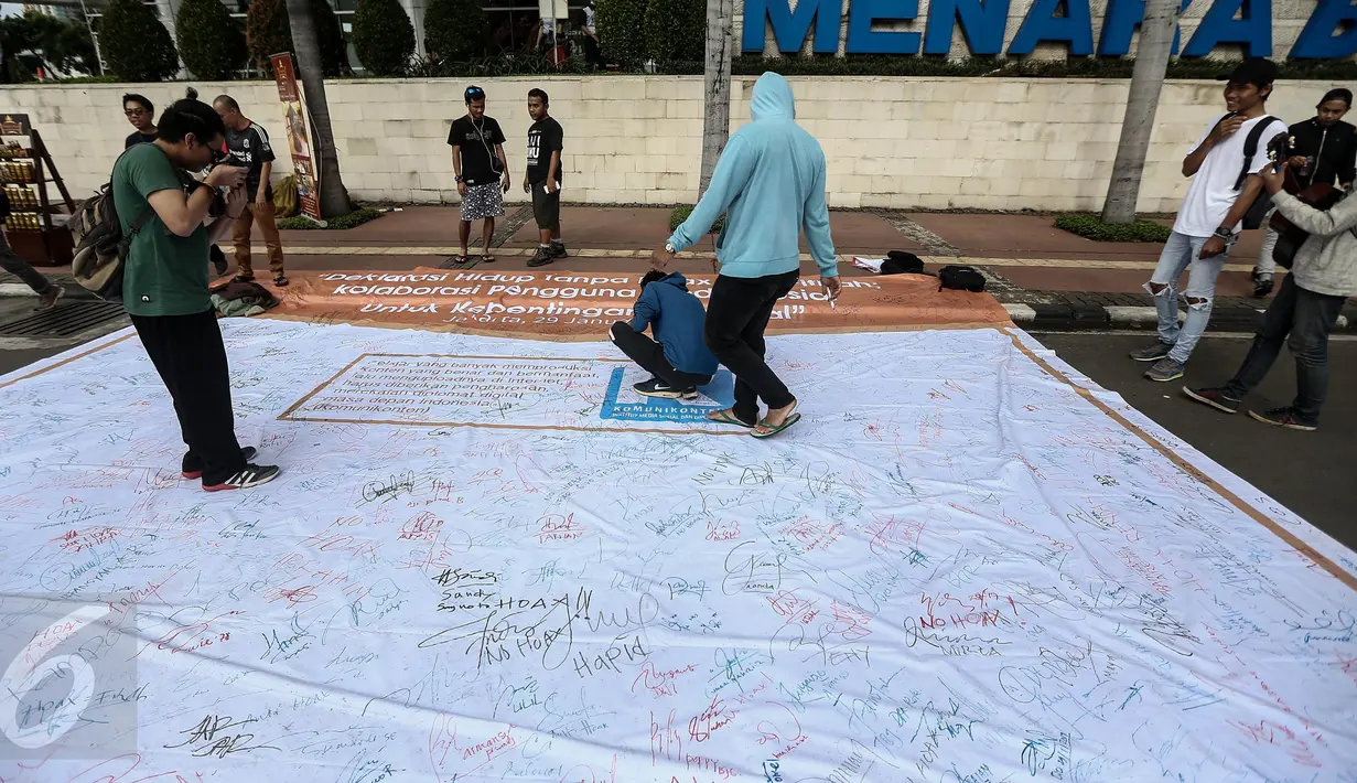 Kampanye aksi sekaligus penandatanganan spanduk “Deklarasi Hidup Tanpa Hoax dan Fitnah di kawasan Car Free Day Bundaran HI, Jakarta, Minggu (29/1). Aksi itu untuk meningkatkan kewaspadaan terhadap berita hoax dan fitnah. (Liputan6.com/Faizal Fanani)