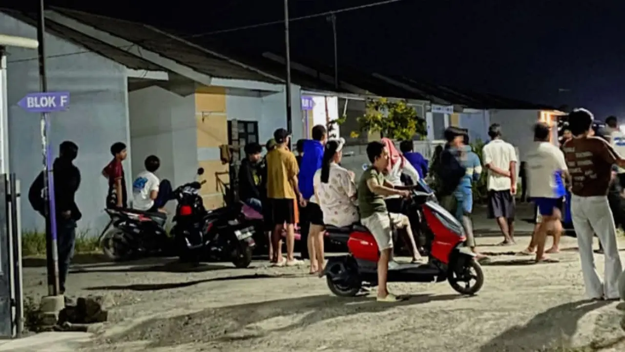 Polisi olah TKP di rumah keluarga Waslam yang diakui dibunuh anaknya. (istimewa).