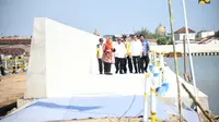 Presiden Joko Widodo (Jokowi) meninjau proyek pengendalian banjir dan rob tahap II Semarang, Jawa Tengah. (Dok Kementerian PUPR)