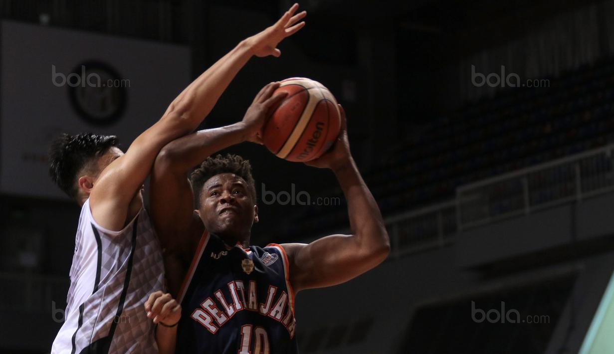 Pebasket Pelita Jaya, Bradford (kanan) berusaha memasukan bola saat diadang pemain Satya Wacana pada laga Perbasi Cup 2017 di Sports Mall, Kelapa Gading, Jakarta, (06/11/2017). (Bola.com/Nick Hanoatubun)