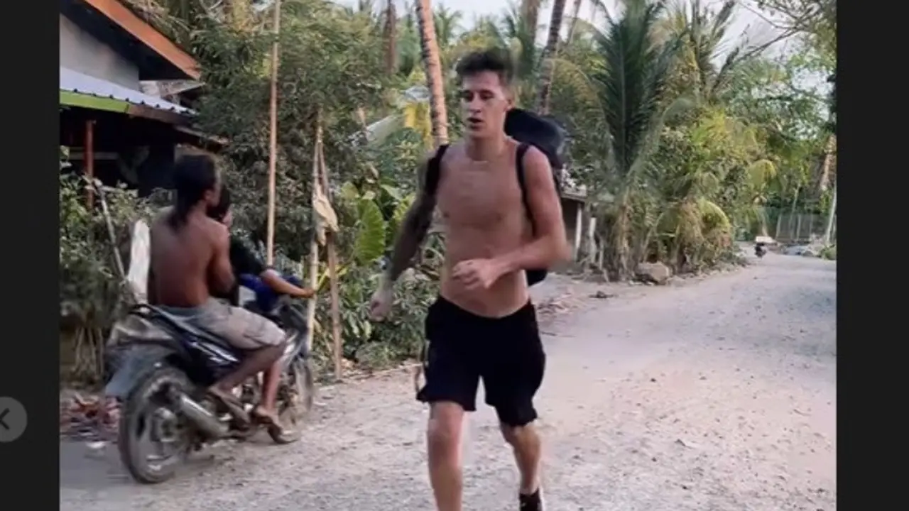 Jelang MotoGP Mandalika 2024, Fabio Quartararo Jogging Telanjang Dada di Kawasan Perkampungan