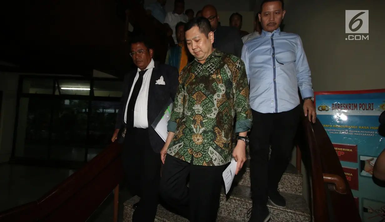 Hary Tanoesoedibjo berjalan menuruni tangga usai diperiksa Bareskrim Polri, Jakarta, Jumat (7/7). Hary Tanoe diperiksa sebagai tersangka dugaan pesan singkat bernada ancaman. (Liputan6.com/Angga Yuniar)