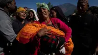 Seorang wanita menggendong jenazah cucunya yang tewas akibat gempa bumi di Distrik Jajarkot, barat laut Nepal, Minggu (5/11/2023). Gempa bumi Jumat malam di distrik tersebut menewaskan lebih dari 100 orang, sementara lebih dari 50 orang tewas di distrik tetangga Rukum, kata para pejabat. (AP Photo/Niranjan Shrestha)