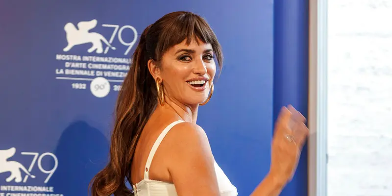 Penelope Cruz Tampil Anggun Pakai Gaun Maxi di Venice Film Festival 2022