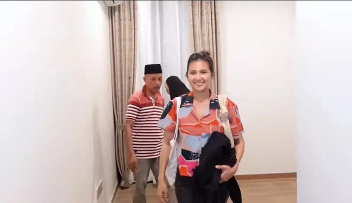 Masih di lantai tiga,  terdapat ruang kerja untuk Arie Kriting. Ruangan masih kosong dengan nuansa putih dan ada akses untuk keluar. [Youtube/Indah Permatasari]
