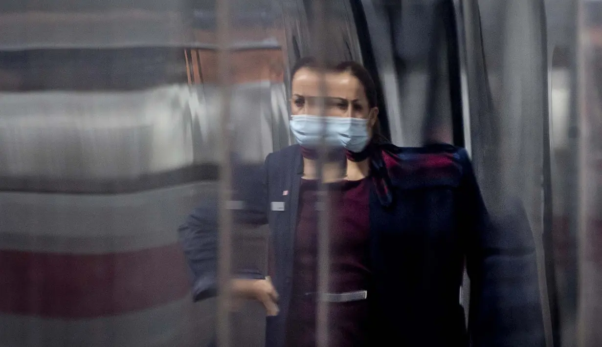 Seorang kondektur tercermin dalam kereta ICE yang diparkir di stasiun kereta utama di Frankfurt, Jerman, Kamis, (27/8/2020). (AP Photo/Michael Probst)