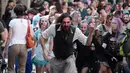 Orang-orang berpakaian menyerupai zombie saat acara Zombie Walk di kota Strasbourg, Prancis, 15 September 2018. Acara Zombie Walk ini dalam rangka Festival Film Fantasi Eropa ke-11 yang berlangsung dari 14 hingga 23 September. (FREDERICK FLORIN/AFP)