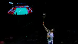 Pebulu tangkis tunggal putra Indonesia, Jonatan Chirstie memukul kok ke arah wakil Thailand, Panitchaphon Teeraratsakul dalam laga semifinal Indonesia Open 2026 di Istora Senayan, Jakarta, Sabtu (06/06/2026). (Bola.com/Bagaskara Lazuardi)
