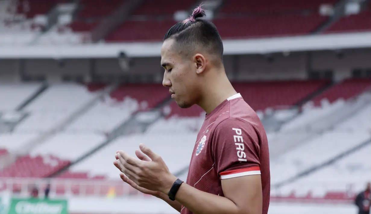 Pemain Persija Jakarta, Ryuji Utomo, berdoa sebelum melakukan latihan jelang laga Piala AFC di SUGBK, Jakarta, Senin (22/4). Persija akan berhadapan dengan Ceres-Negros. (Bola.com/M Iqbal Ichsan)