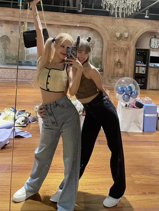 Ilustrasi rose menggunakan jeans yang dipadu padankan dengan crop tanktop/ copyright instagram/roses_are_rosie